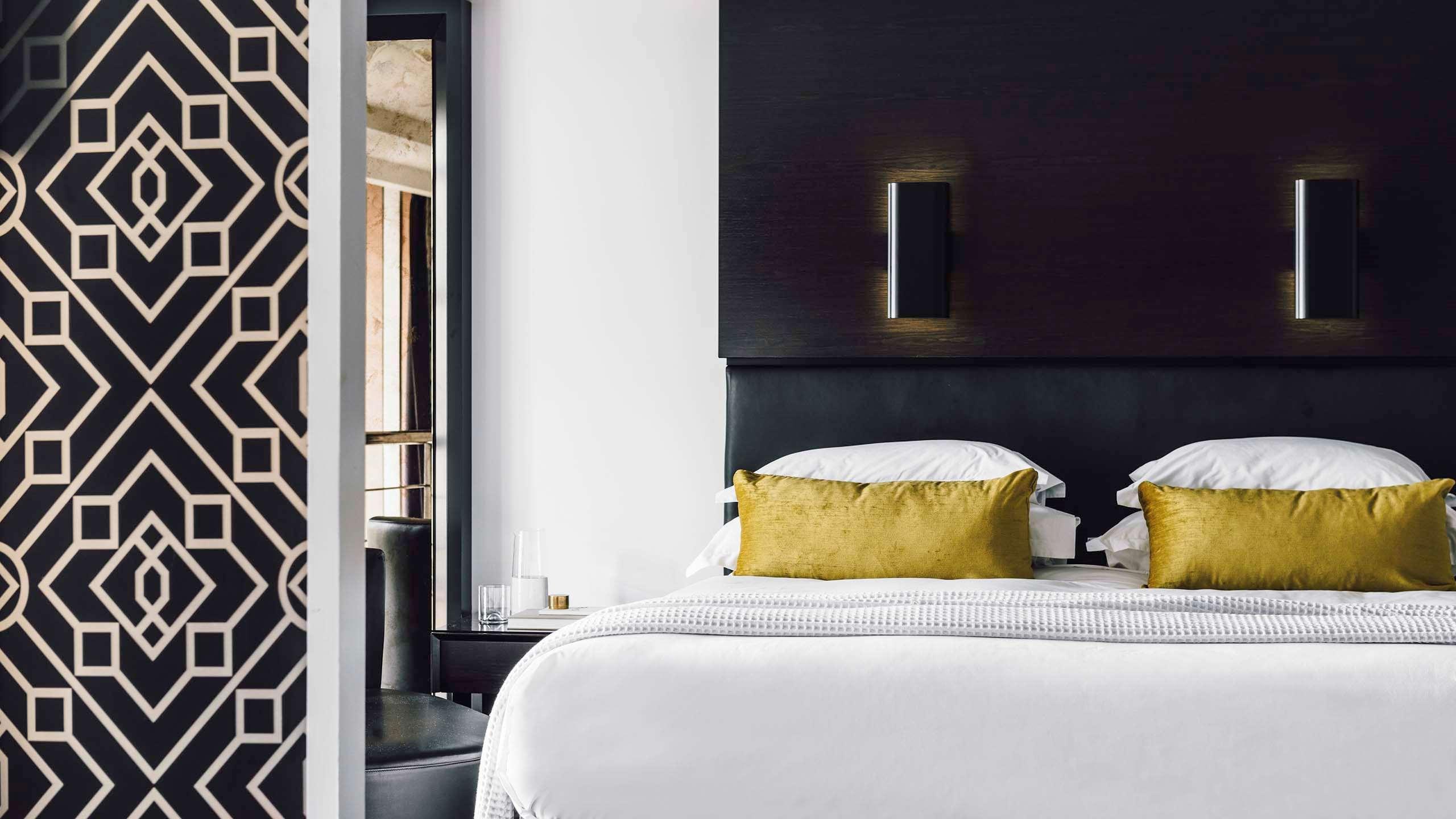 The Como Melbourne Esterno foto A bedroom at the hotel