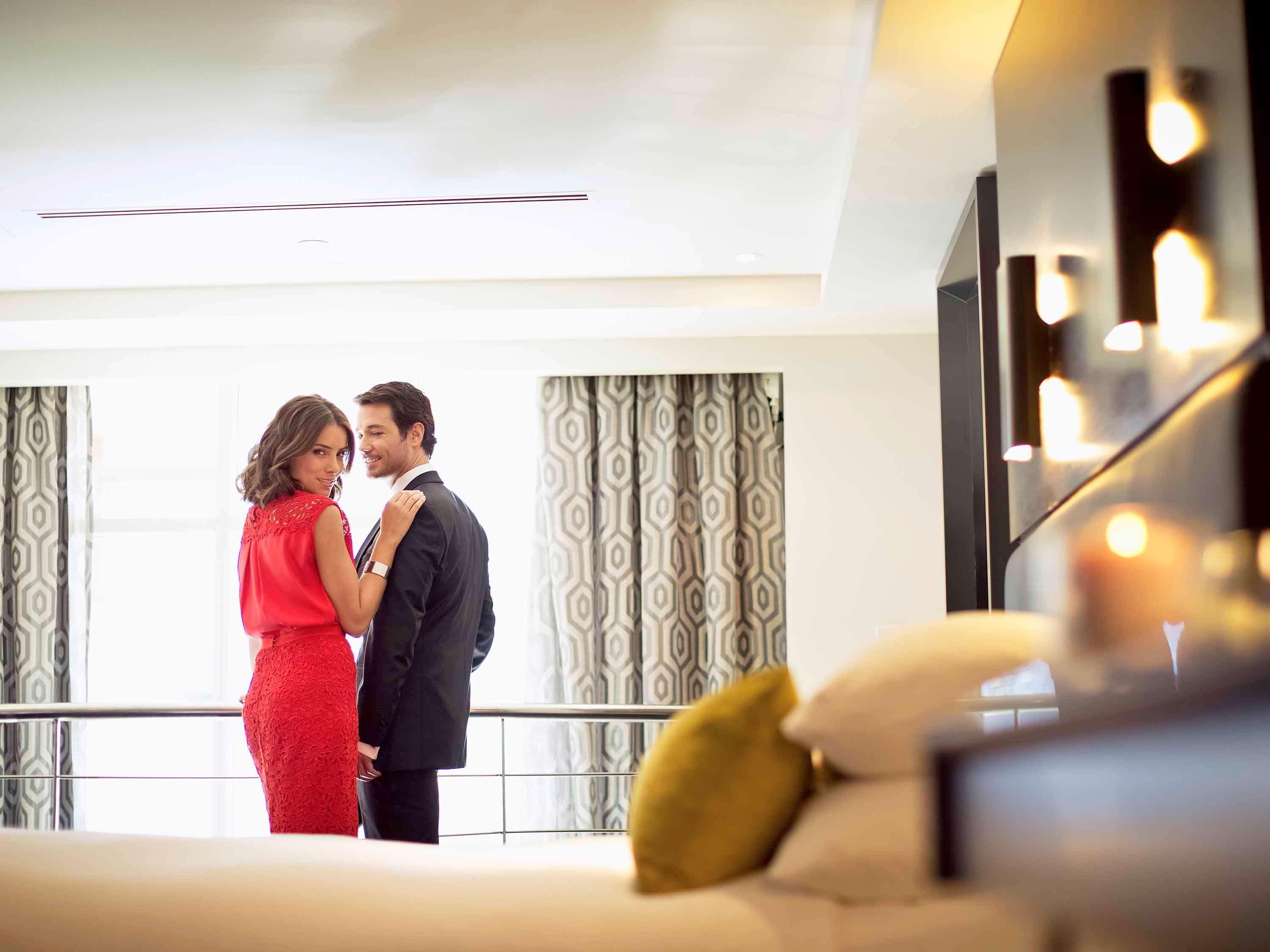 The Como Melbourne Esterno foto A couple in a hotel room