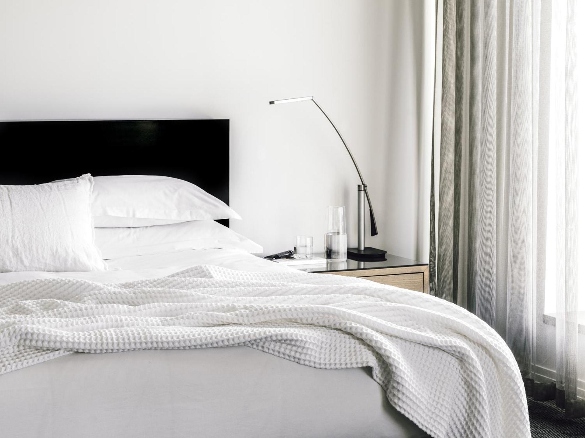 The Como Melbourne Esterno foto A modern bedroom