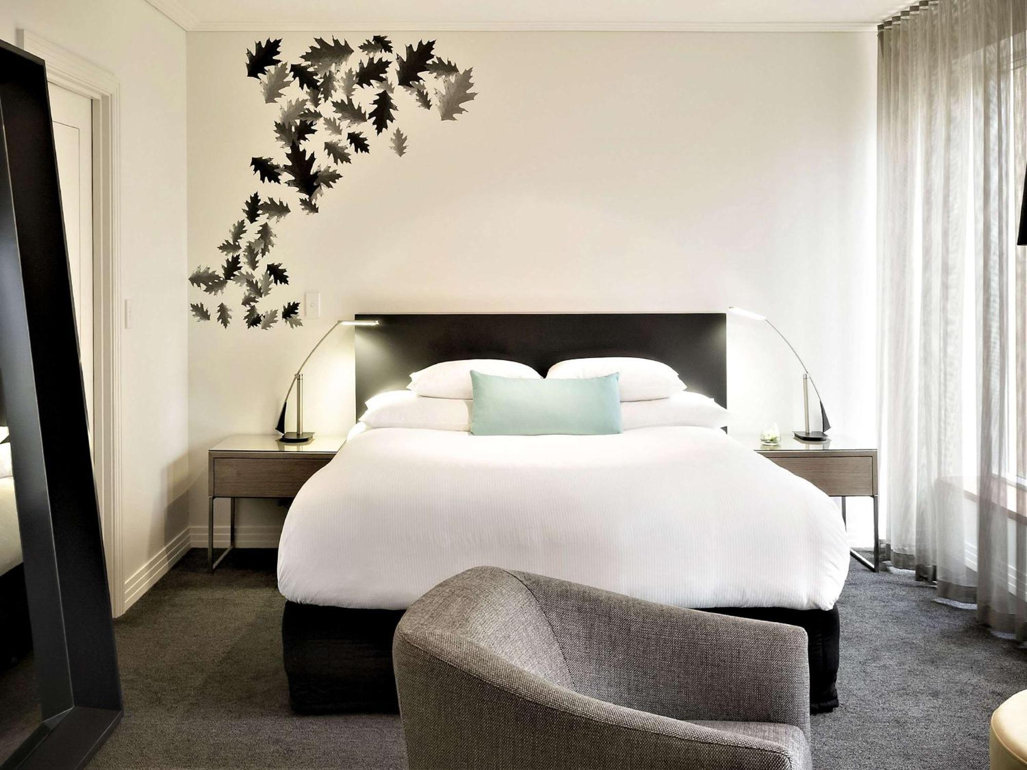 The Como Melbourne Esterno foto A bedroom at the Hotel
