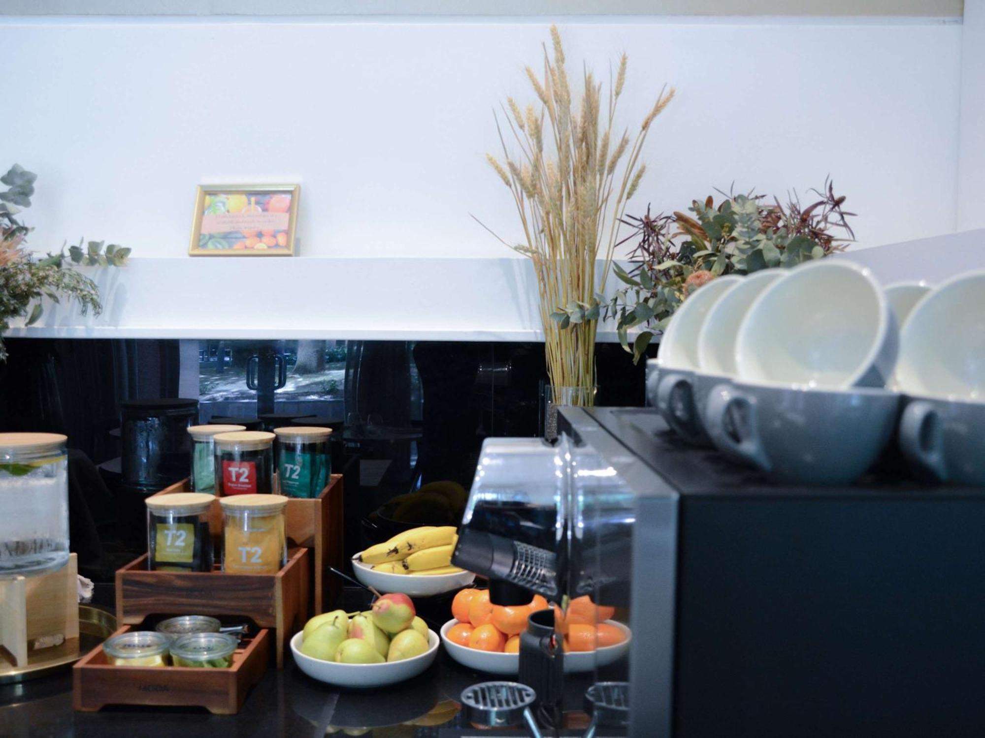 The Como Melbourne Esterno foto A typical breakfast buffet